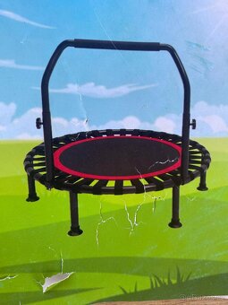 Nová sportovní skládací trampolína . - 2