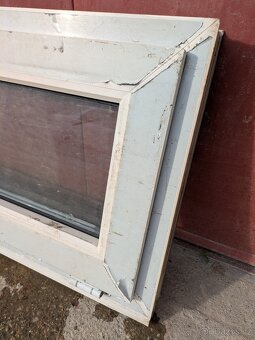 Nepoužité plastové okno 1380x450 mm - 2
