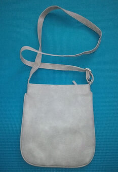 Elegantní šedá crossbody kabelka s praktickými kapsami - 2