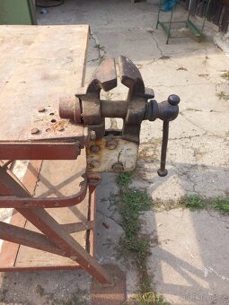 Pracovní stůl. - 2