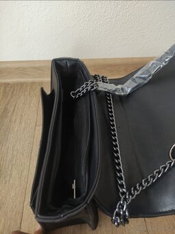 Dámská černá kabelka Guess, rozměry 24 x 17 cm - 2