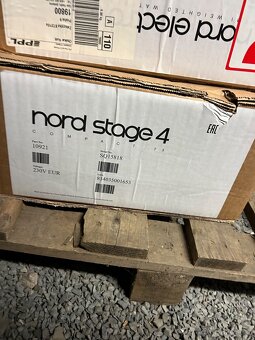 Nord Stage 4 88 a Nord Stage 4 Compact 73 - 2