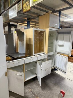 Bílá kuchyň s lednicí a mrazákem - 2