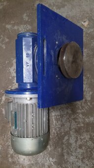 Elektromotor 750 W se šnekovou převodovkou 17,7 ot. - 2