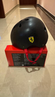 Ferrari Scuderia helma - 2