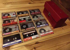 12x sbírková magnetofonová (MC) kazeta v červeném kufříku - 2