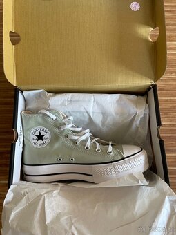 Converse na platformě - 2