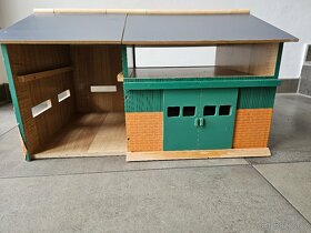 Dřevěný domeček - garáž pro traktory s dílnou - 2