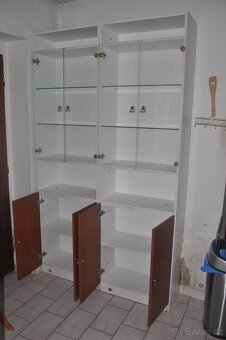 skříň s vitrínou - 2