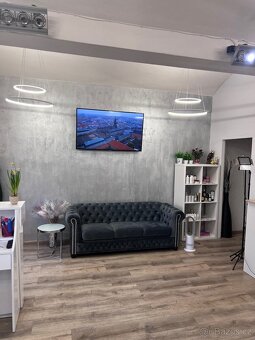 pronájem místa pro manikérku v salonu Praha 3. - 2