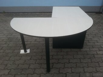 Kancelářský stůl. - 2