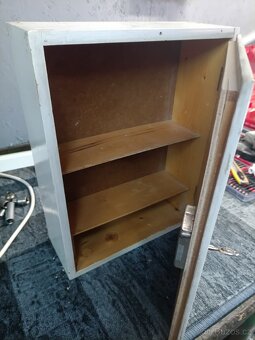 Stará lékárnička na zeď, lékárna - 2