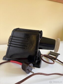 Starý diaprojektor - 2