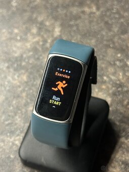 Chytrý náramek Fitbit Charge 5 stříbrný 2 - 2