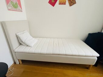 Zánovní postel s matrací a roštem - 2