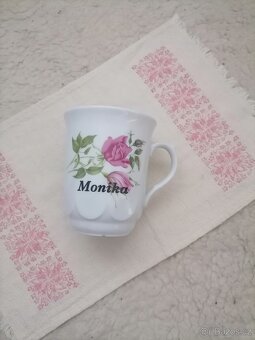 Hrneček s jménem Monika a ubrousek - 2