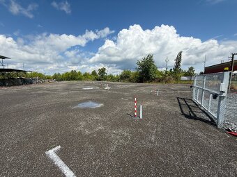 Pronájem parkovací plochy 3000m2 u Letiště Václava Havla - 2