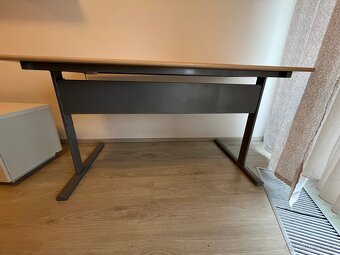 Stůl 140x70 cm s elektrickou zásuvkou - 2