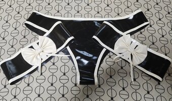 Latex kalhotky s podvazky - 2