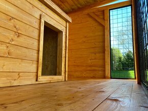 Dřevěný kotec pro psa s boudou. - 2