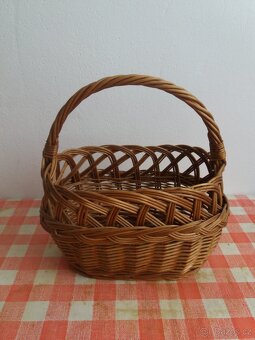 Proutěné košíky a ošatky. - 2