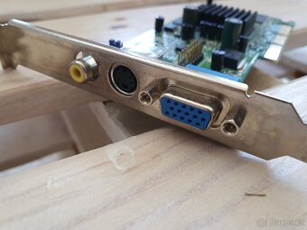 Ati Radeon 7000 - 64MB (rok 2001) - 2