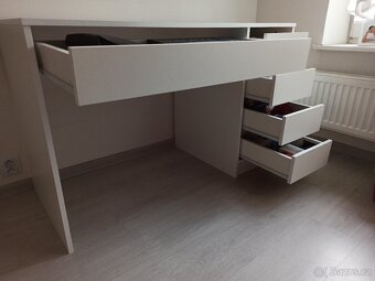 Psaci stul se zasuvkami - 2