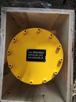 Nový hydromotor na CAT 226 B3. - 2