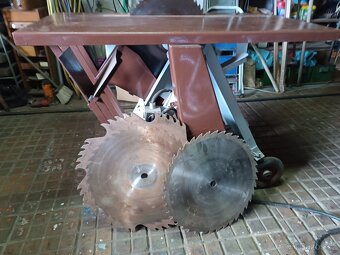 Cirkulárka s výklopným košem a hoblovkou. - 2