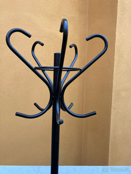 Věšák stojanový kovový černý za 500 kč - 2