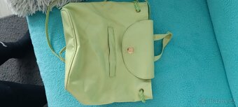 Batoh zelený a červenočerná sportovní kabelka - 2