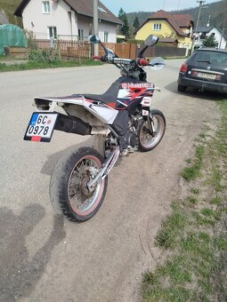 Prodám krásnou supermotard mašinu husq.sm610 naj.6000km - 2