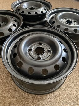 Prodám sadu čtyř 15" plechových disků (lakované) - 2