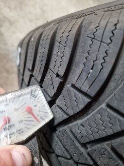 Hankook celoroční/zima 215/55/R17 98V 2922 - 2