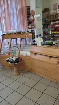Nábytek vybavení prodejny - 2