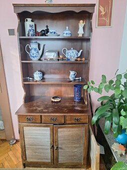 Skříňky, stůl a židle - 2