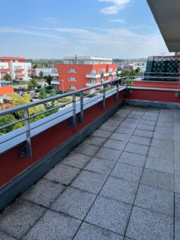 Prodej pěkného světlého bytu 1+kk s terasou a sklepem - 2