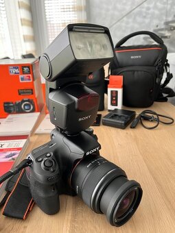 Sony A57 s příslušenstvím - 2