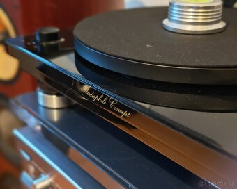 Gramofon Reloop v klavírním laku - 2