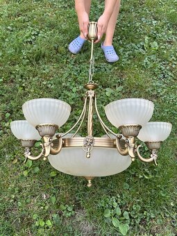 Krásně zdobený lustr a stropnice - 2