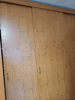 Velká šatní skříň. - 2