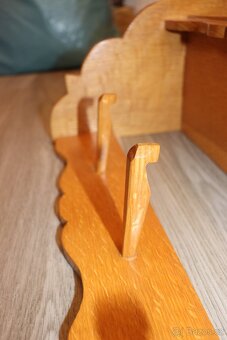 Dřevěná police s věšáky - 2