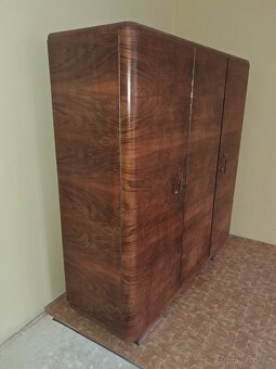 šatní skříň r.v.1947 - 2