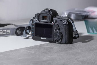 Canon EOS 5D Mark IV - 2