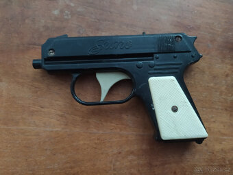Stará dětská pistolka a tahací vozík - 2