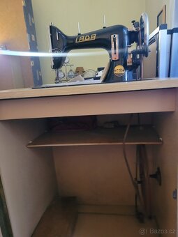 Prodám starý šicí stroj lada - 2