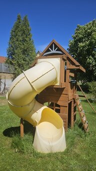 Zahradní dětské hřiště s tobogánem, domečkem a houpačkami - 2