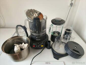 Kuchyňský multifunkční robot, mixér, strouhač, mlýnek - 2