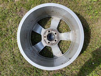 1kus alu kolo original Audi r18 - 2