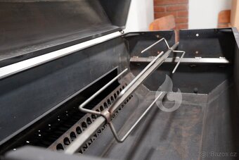 Gril na kýtu, kuřata G450 Braver se zadním topeništěm, jehla - 2